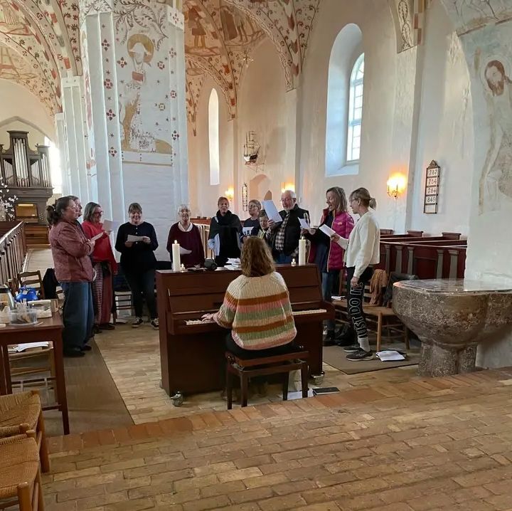 Fællessang inde i kirken, murstensgulv